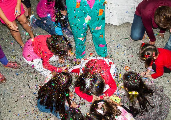 ninos_jugando_en_pinata