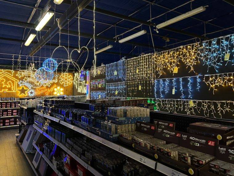 villaggio-di-natale-a-verona-favola-di-natale-2024-villaggio-natalizio-mercatini-di-natale-verona-alberi-di-natale-presepi-luci-di-natale-decorazioni-natalizie-quaiato