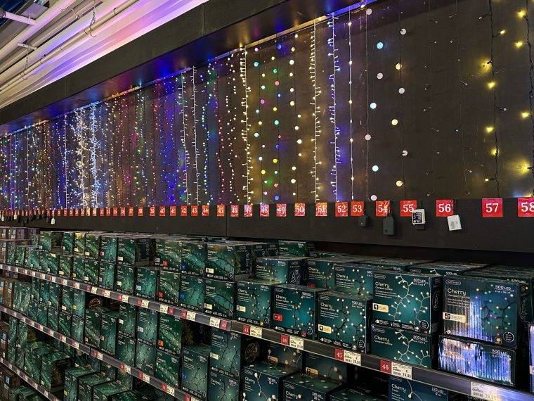 villaggio-di-natale-a-verona-favola-di-natale-2024-villaggio-natalizio-mercatini-di-natale-verona-alberi-di-natale-presepi-luci-di-natale-decorazioni-natalizie-quaiato